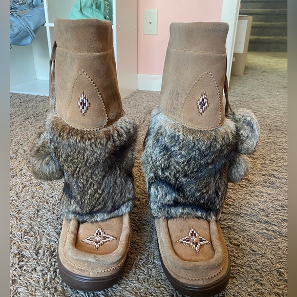 Manitobah Mukluks - Picture 1 of 7